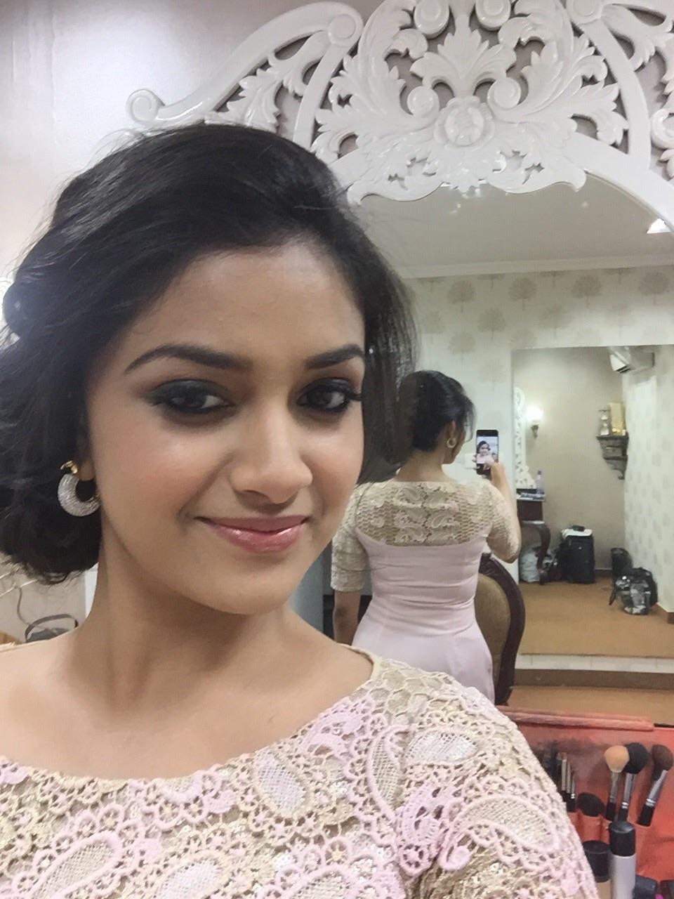 Bộ sưu tập tuyệt vời 960x1280 Hình ảnh ảnh của nữ diễn viên dễ thương Keerthi Suresh https://wallpaperaccess.com/full/3526816.jpg
