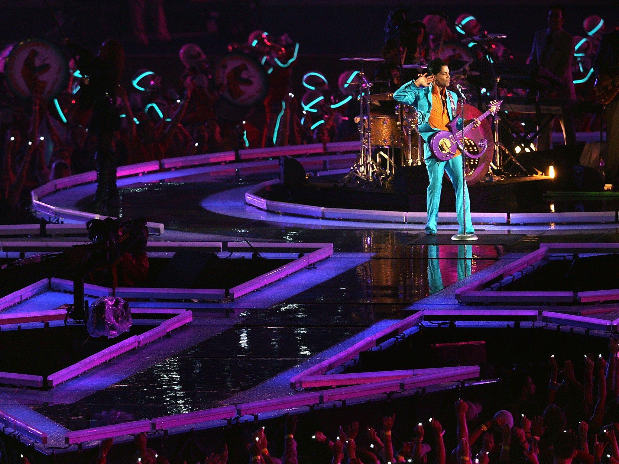 2048x1536 Prince Dead: Watch The 'Purple Rain' Singer Give The Greatest Super Bowl Half Time Show Performance