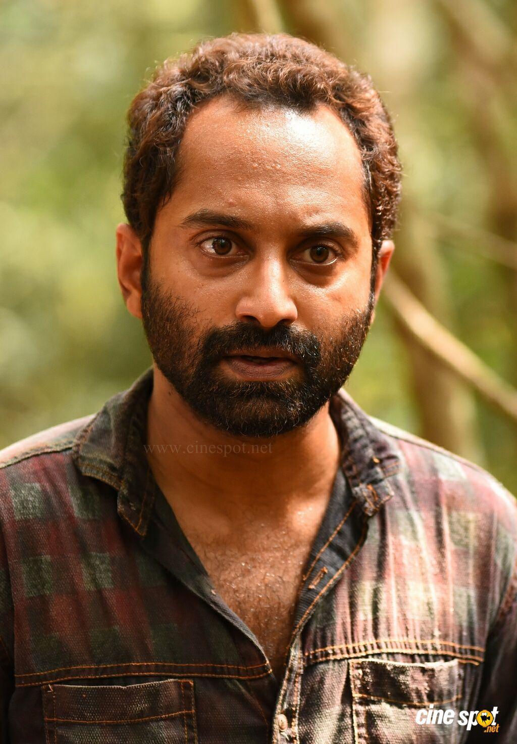 1024x1472 Fahadh Faasil in Thondimuthalum Driksakshiyum (1)