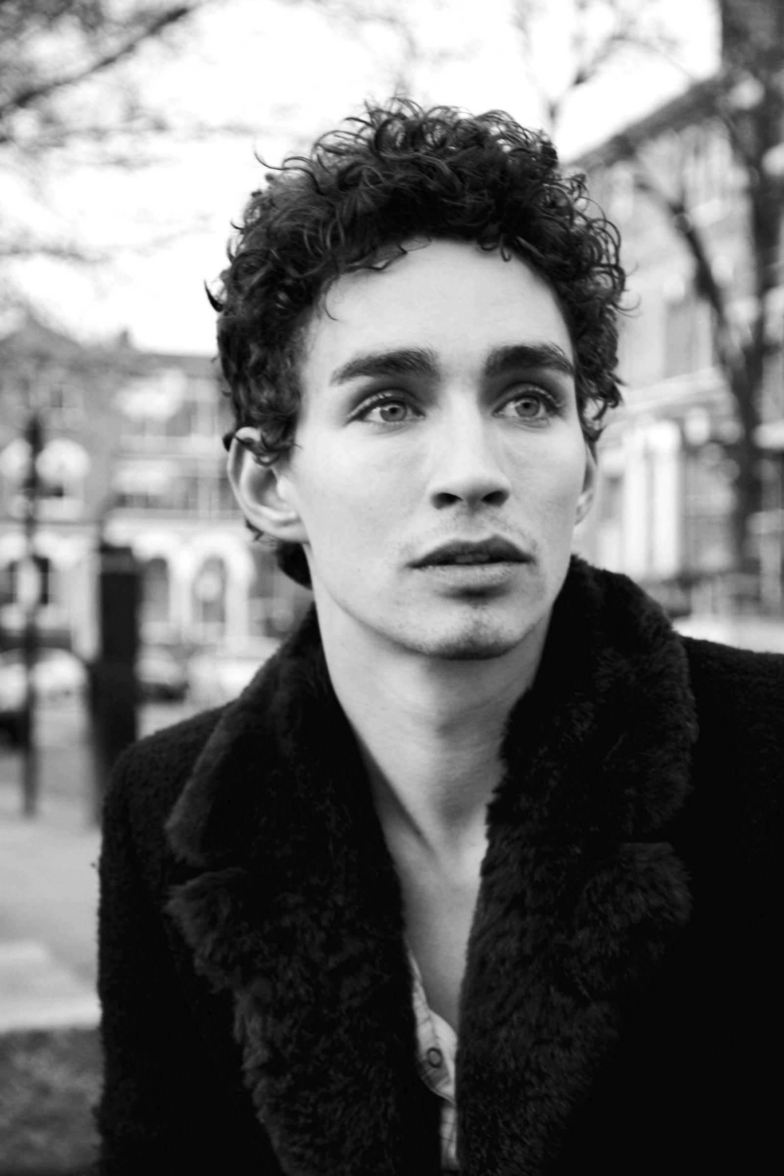 Robert Sheehan Wallpapers Top Free Robert Sheehan Backgrounds Wallpaperaccess