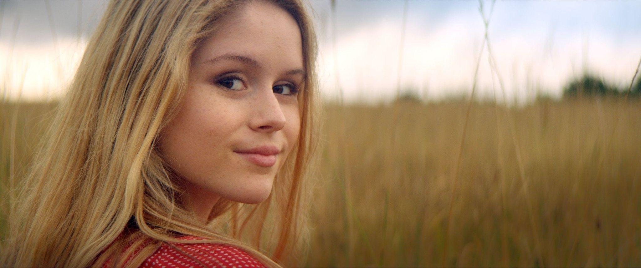 2048x858 Erin Moriarty, Blonde, Brown Eyes Wallpaper HD / Desktop