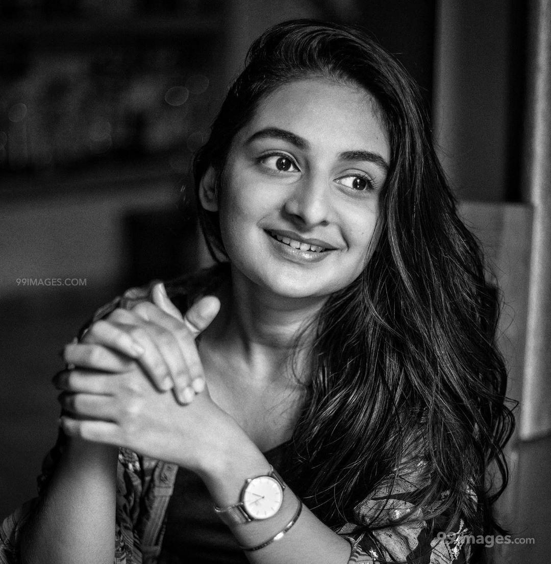 1080x1105 Esther Anil Hot HD Photo, Wallpaper, WhatsApp DP 1080p