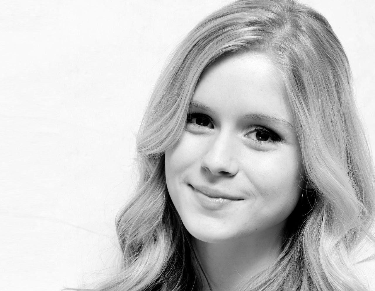 1280x994 Erin Moriarty Biography Photo Wallpaper