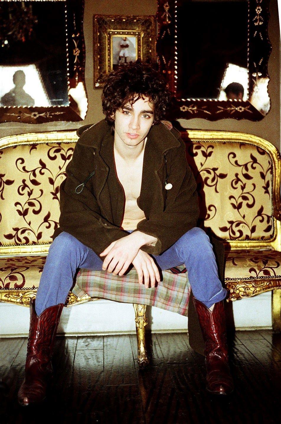 952x1435 Robert Sheehan image