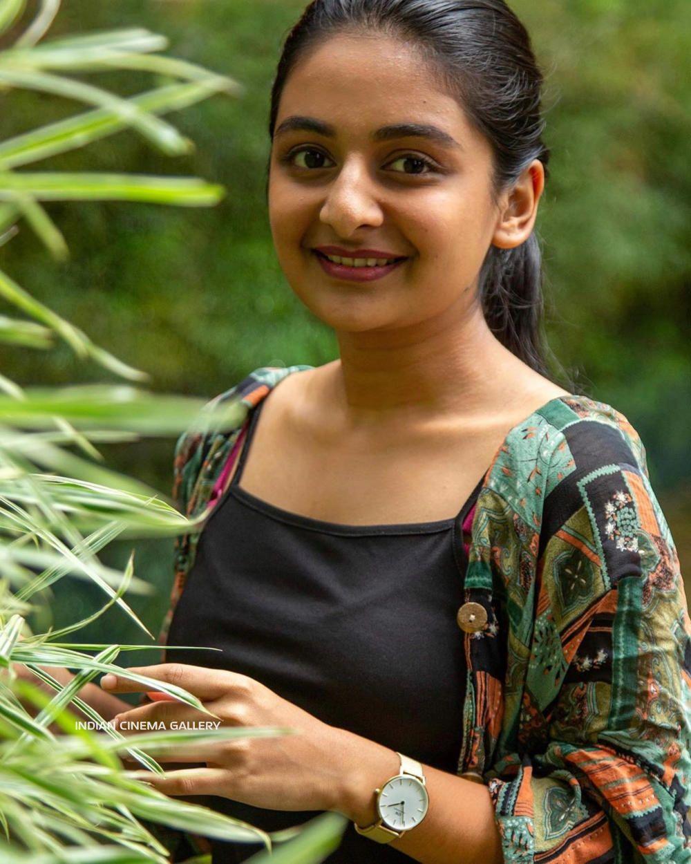 1000x1250 Esther Anil Actress Photo Stills Gallery