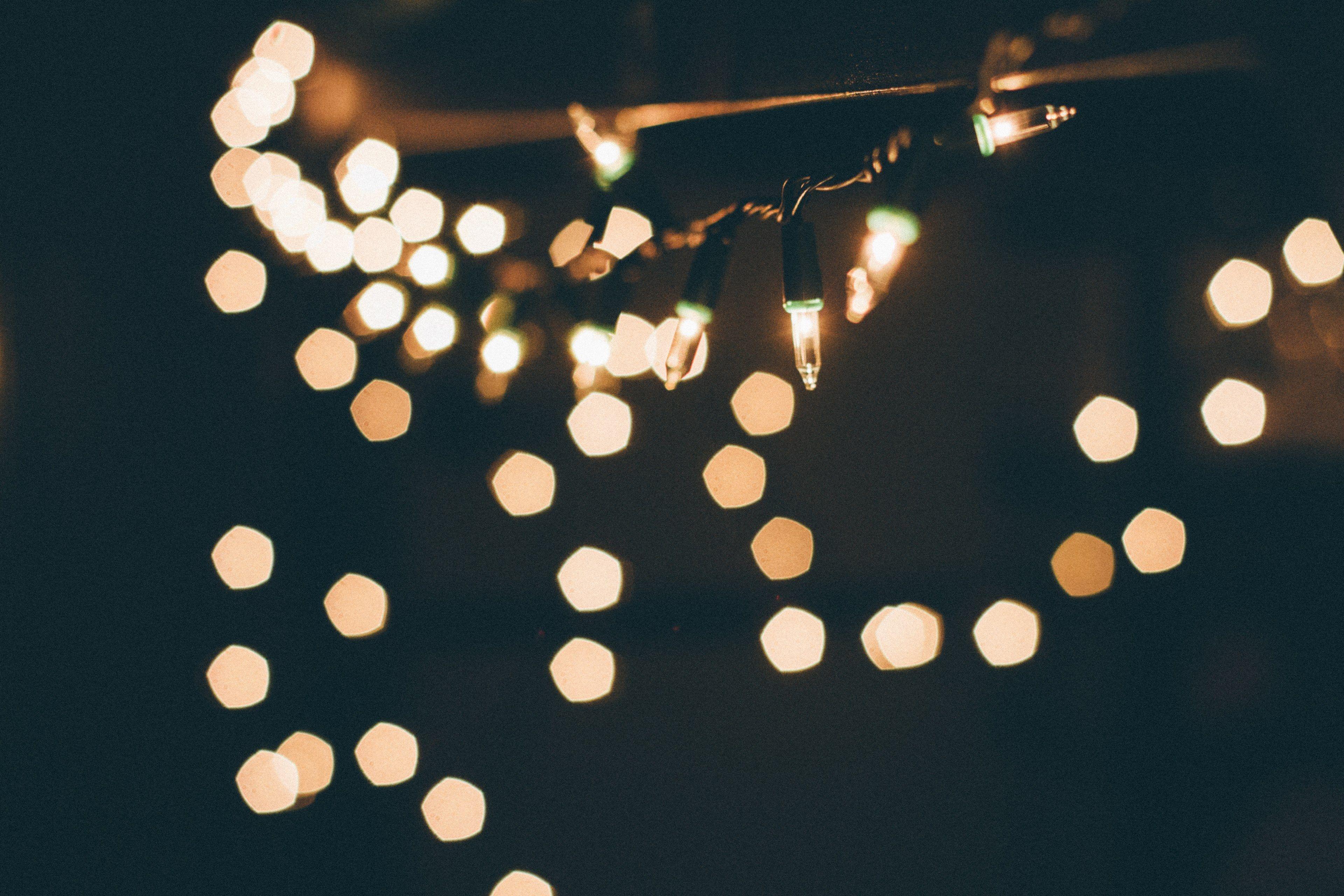 3840x2560 Wallpaper / white christmas lights with a bokeh effect