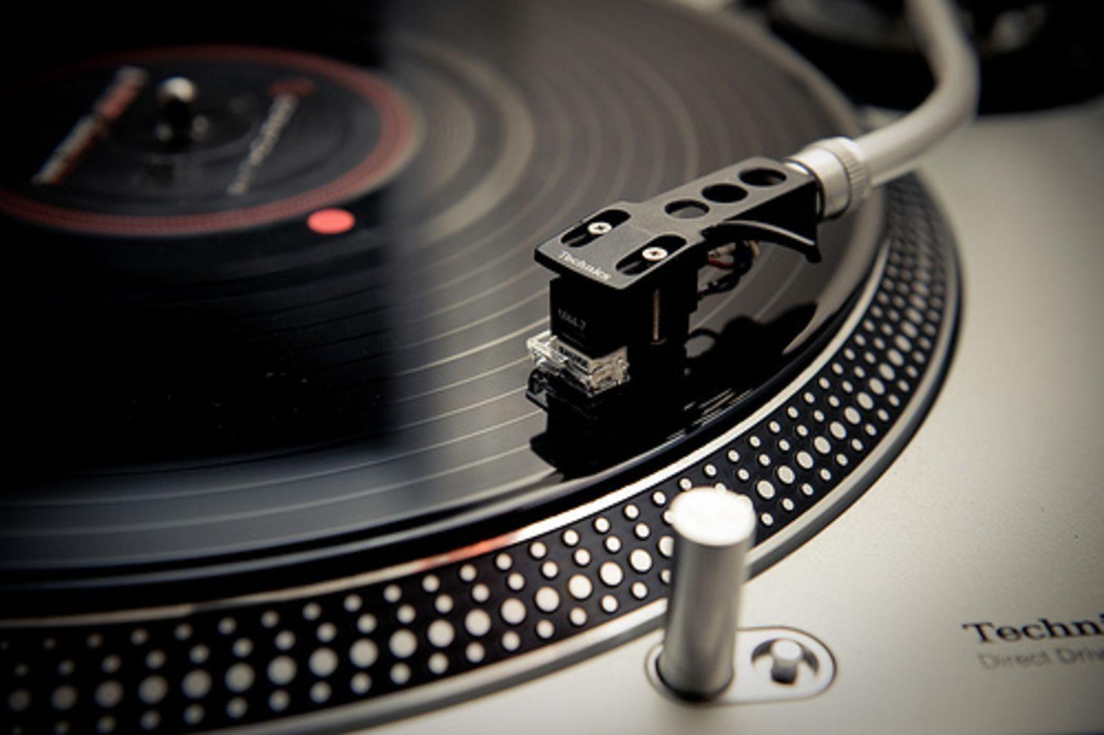 1600x1065 Technics Wallpaper