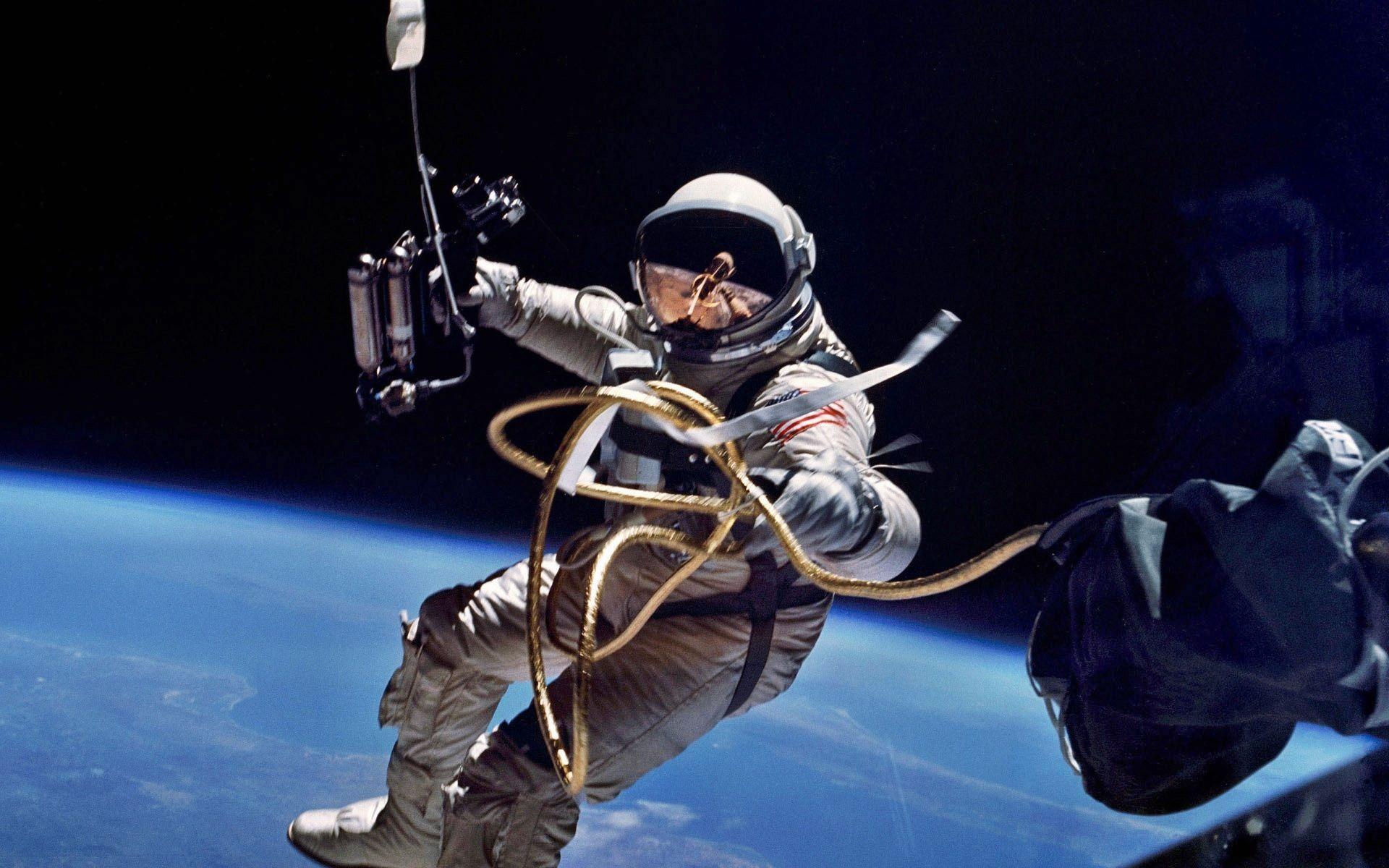 1920x1200 Astronaut Desktop Background