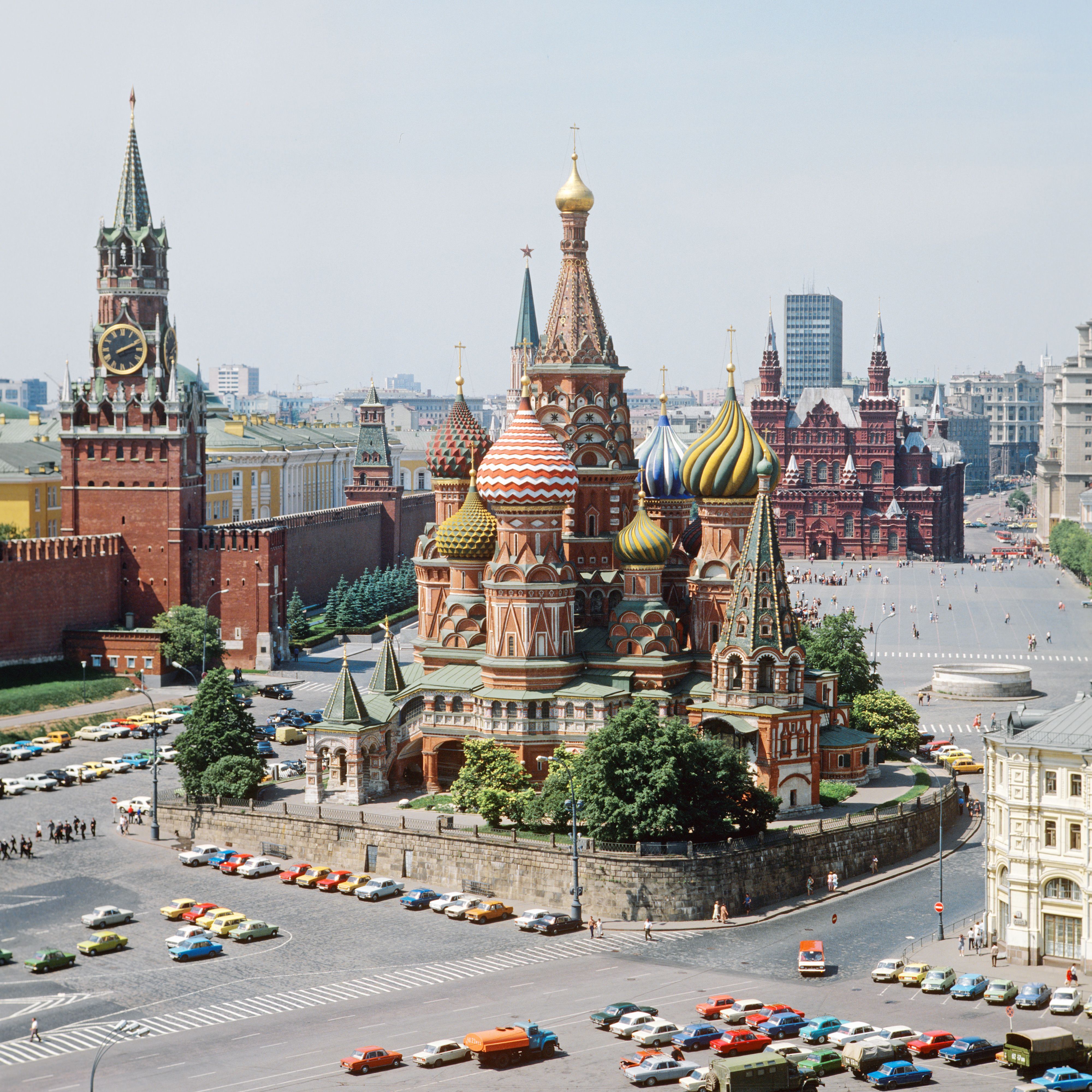 4000x4000 Saint Basil's: The mysterious origins of Moscow's multicolored cathedral