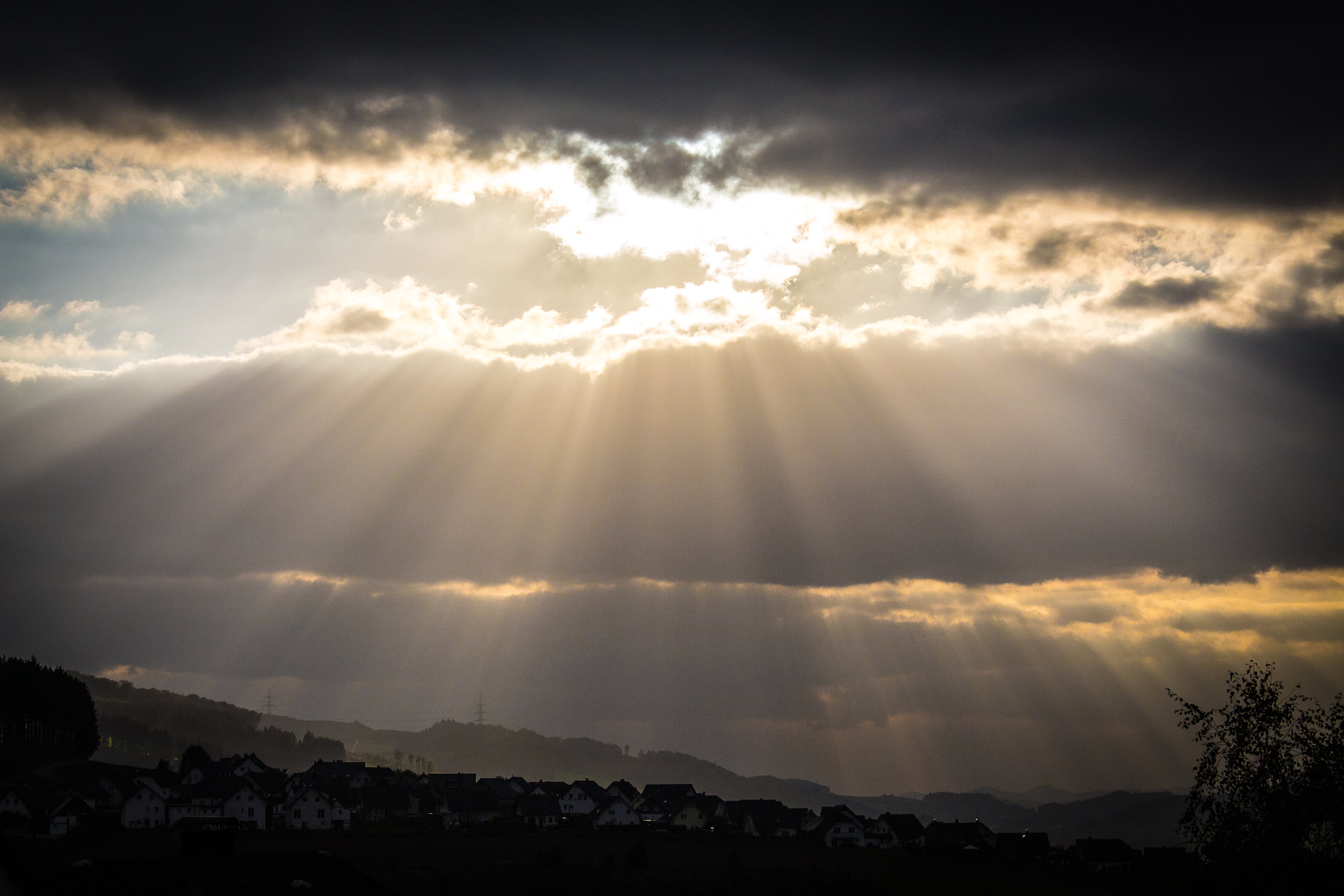5184x3456 Photo of cloudy sky with rays of sun HD wallpaper