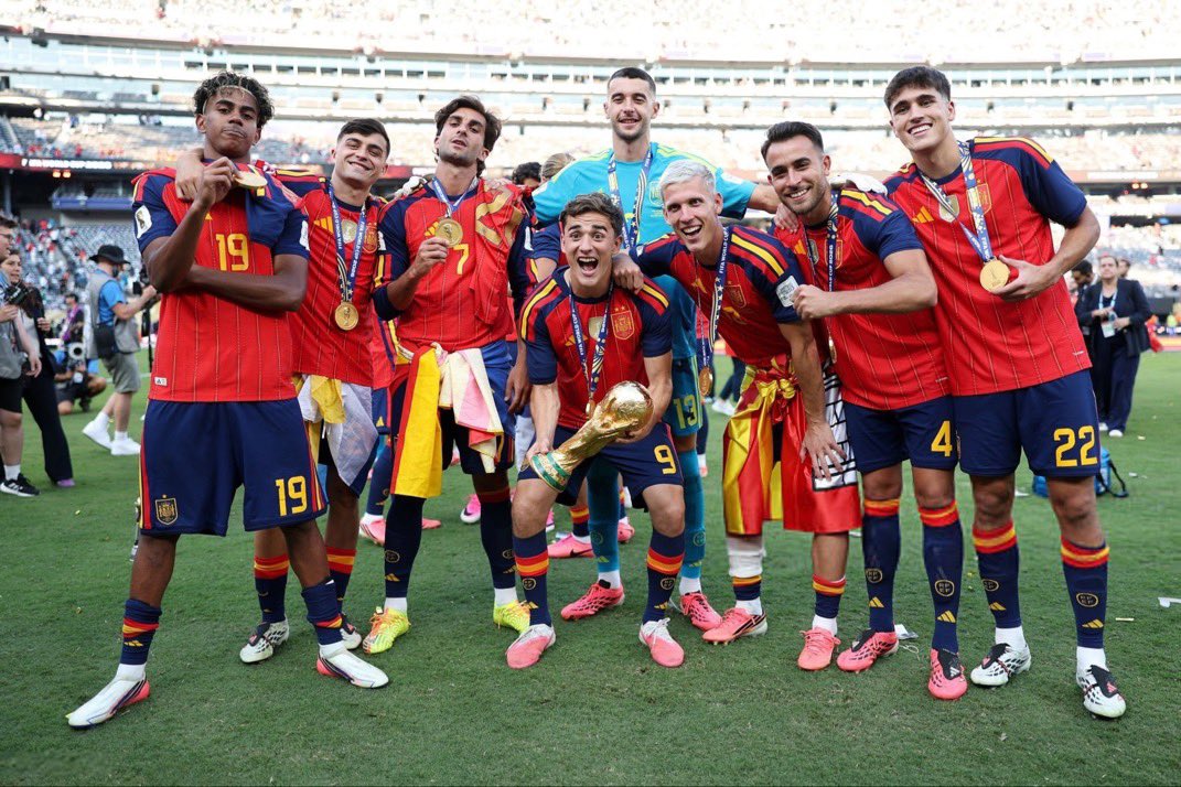 1071x714 World Cup winners Barça players desktop wallpaper