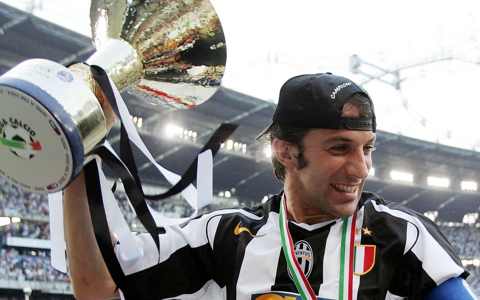 1680x1050 The football player of Sydney Alessandro Del Piero won the trophy Desktop wallpaper 1680x1050