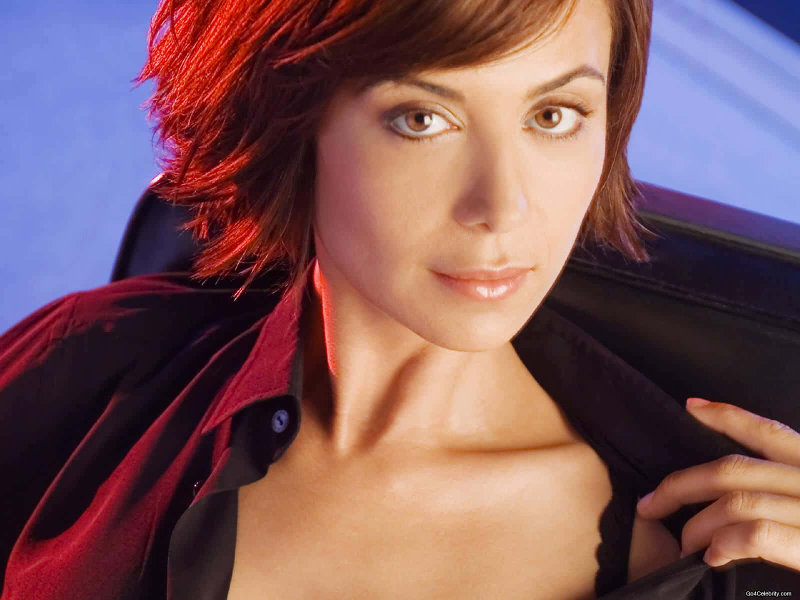 1600x1200 Descargar fondos de Retrato De Catherine Bell Con Top Rojo