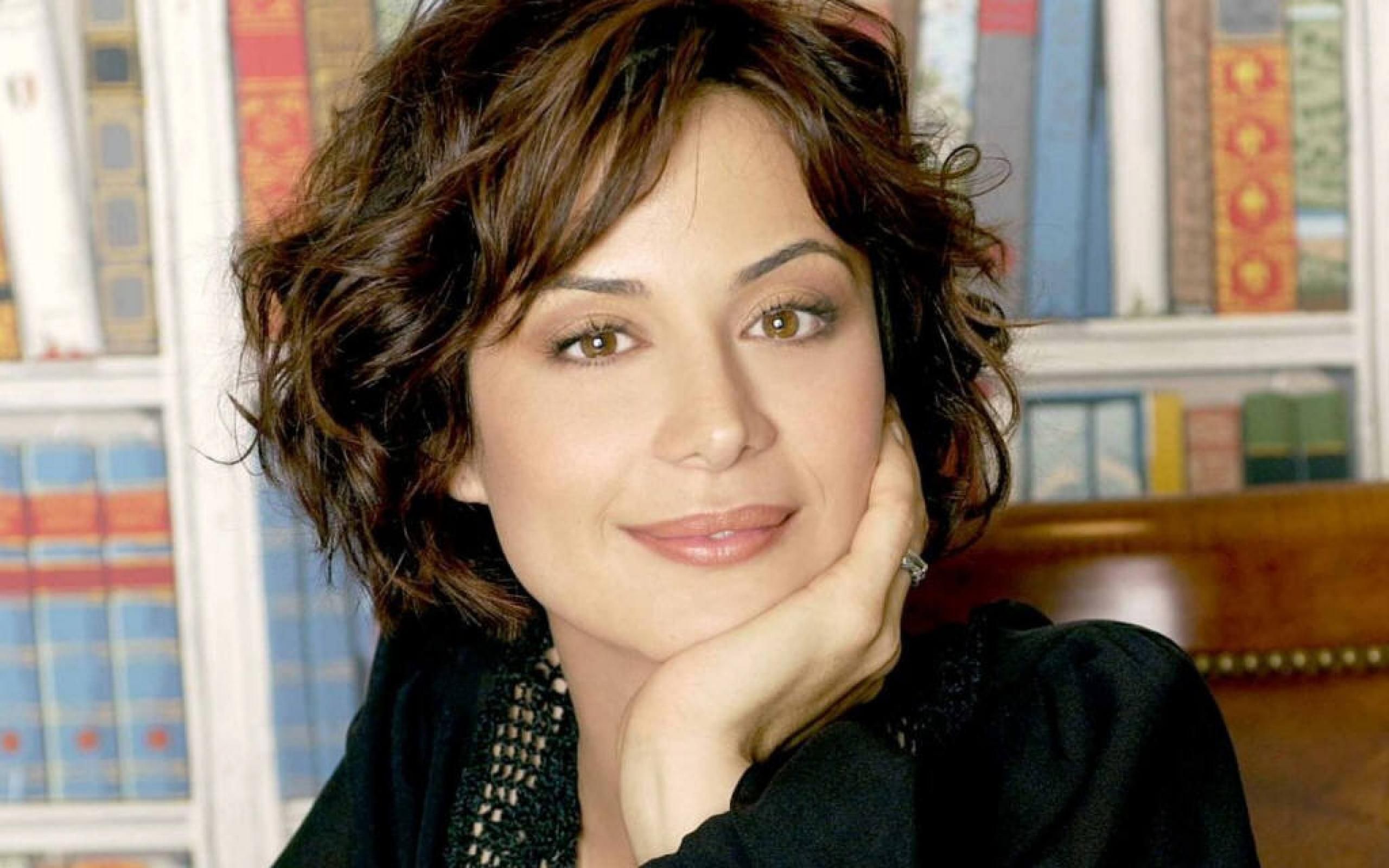 2560x1600 Catherine Bell: Stunning British Actress HD Celebrity Wallpaperx1600