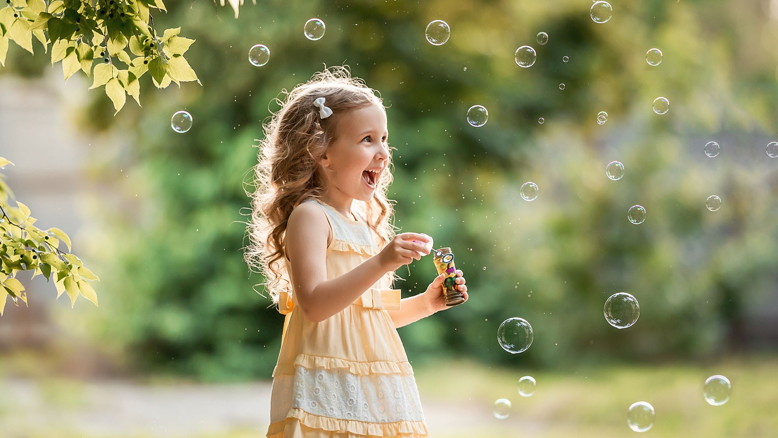 2560x1440 Smiling Little Girl Child Is Playing With Bubbles HD Cute Wallpaper