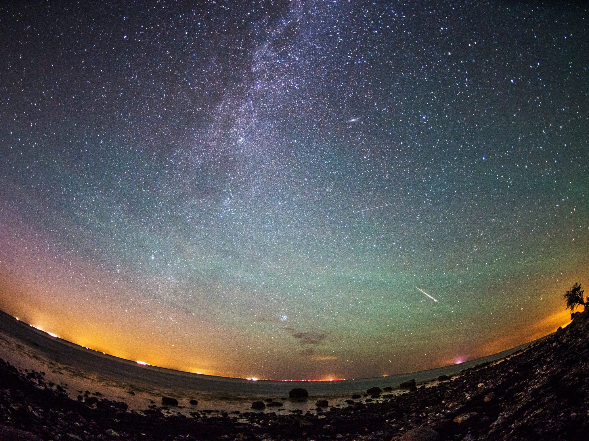 2048x1536 incredible image of the Perseid meteor shower