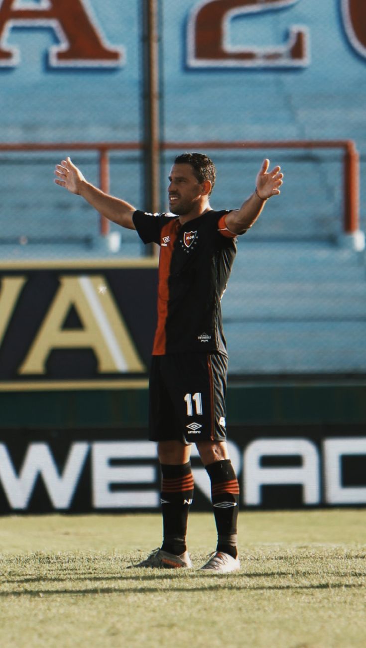 735x1302 Maxi Rodríguez