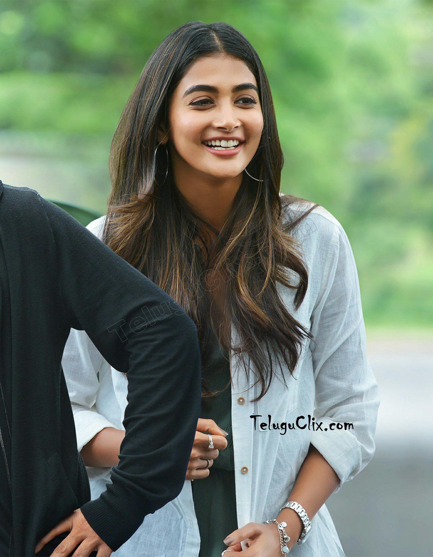 1400x1800 Pooja Hegde in From Aravindha Sametha Movie HD HQ Photo Stills image