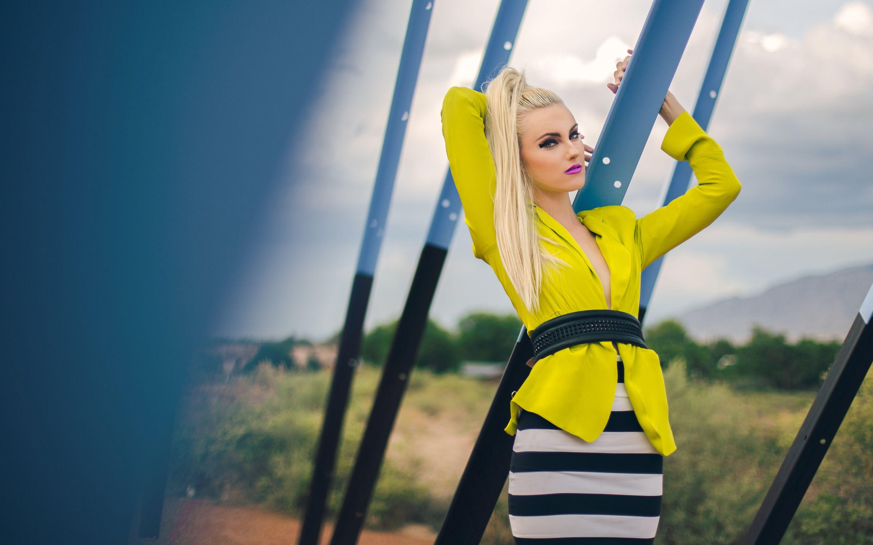 2880x1800 Rapper Iggy Azalea wallpaper