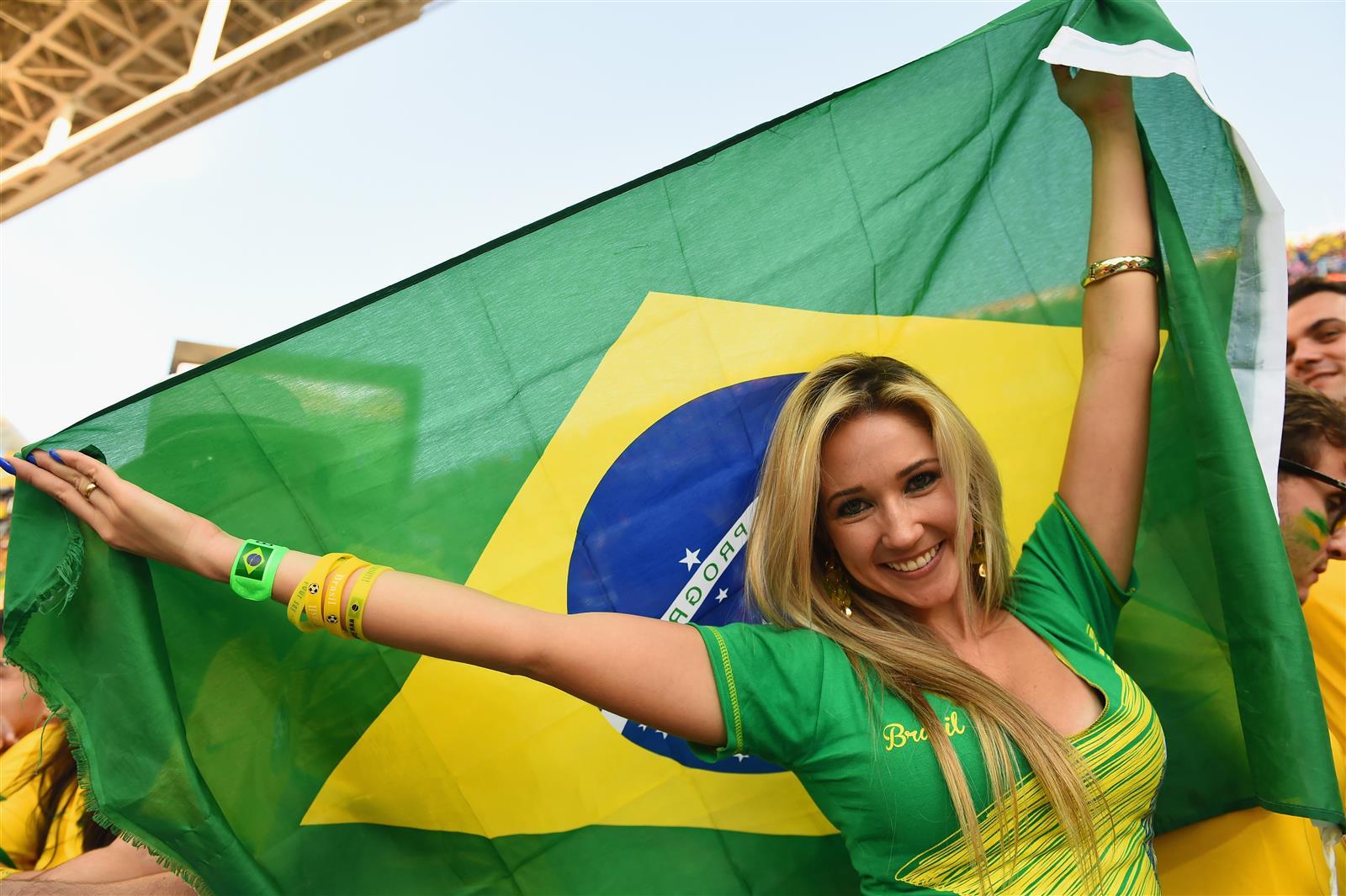 1600x1065 Brazil Women Wallpaper