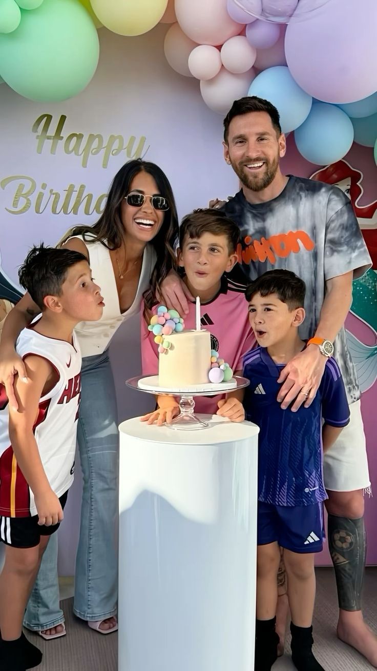 736x1308 Messi antonella kids. Messi family wallpaper, Lionel messi family, Messi son