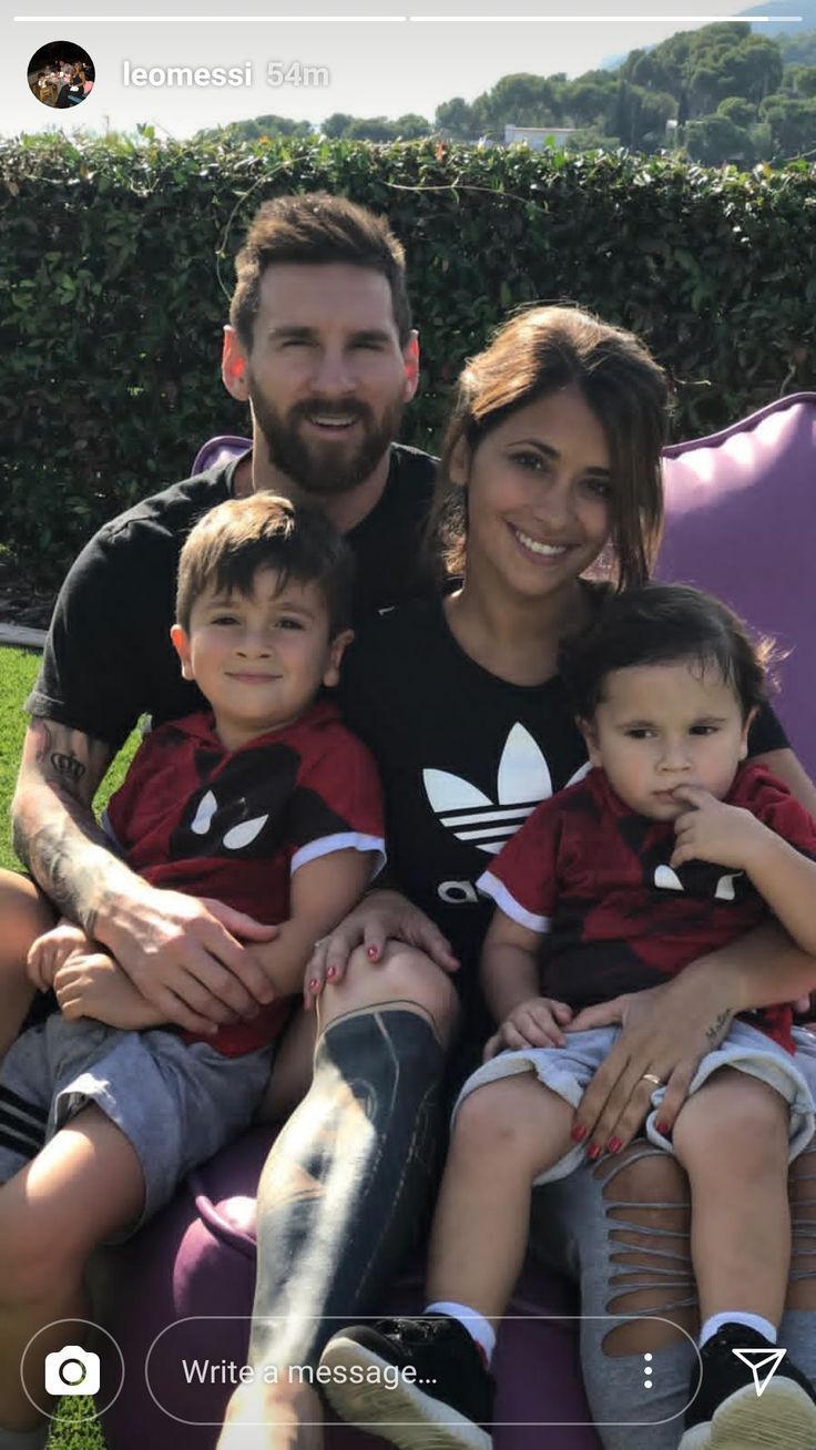 736x1308 Messi family wallpaper. Lionel messi and wife, Messi and family, Messi and his wife