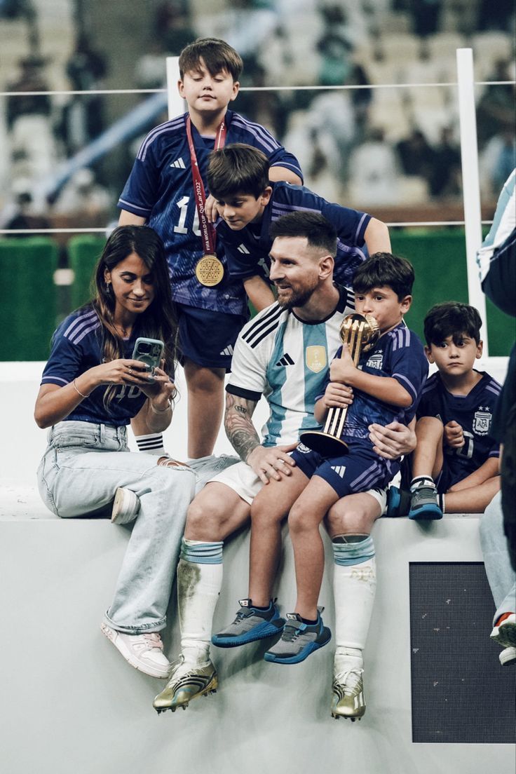 736x1104 Lionel Messi & family