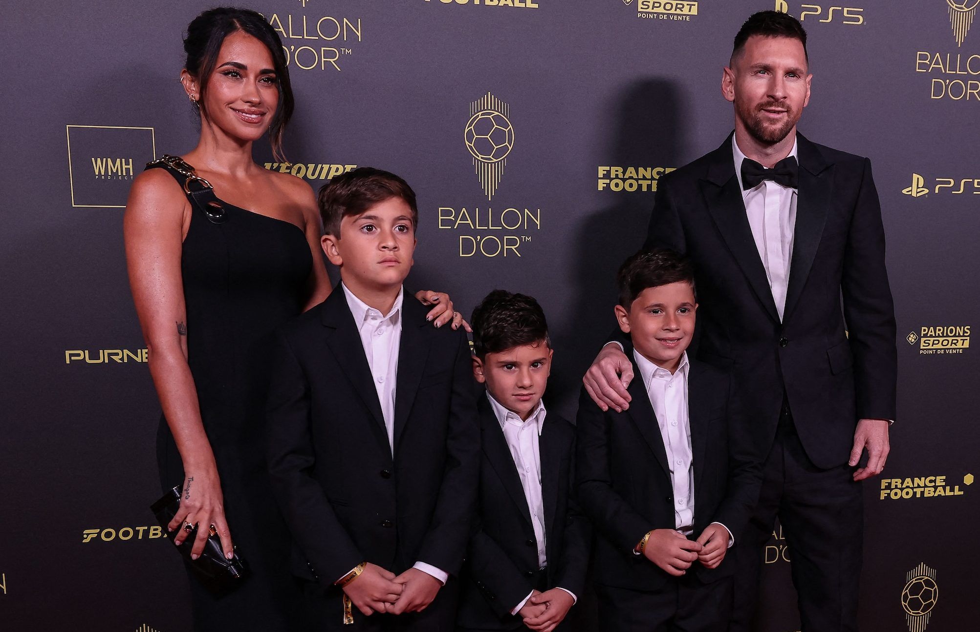 2005x1295 Lionel Messi & Family: Photo of the Footballer, His Wife & Kids