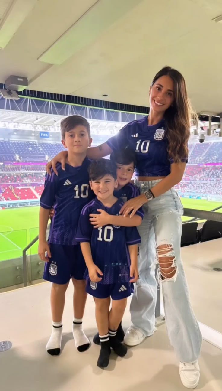 736x1293 Messi family wallpaper. Messi wife world cup, Messi and antonella, Antonela roccuzzo