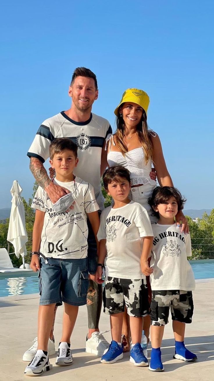 736x1308 Messi family wallpaper. Messi life, Messi y antonella, Lionel messi family