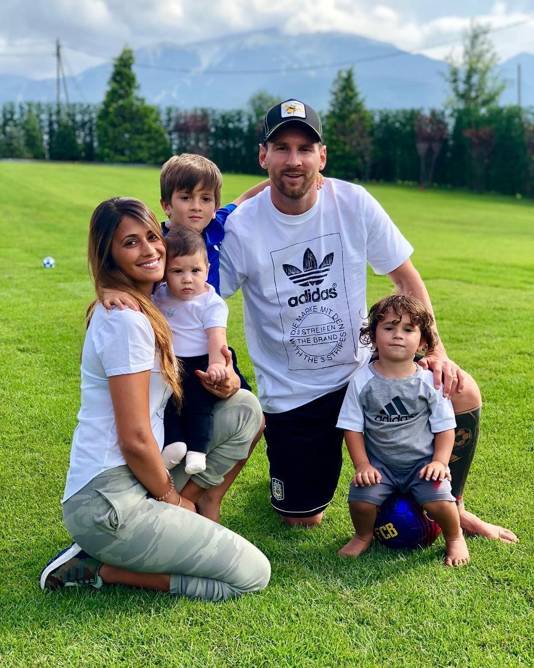 1080x1350 Messi And Wife Wallpaper