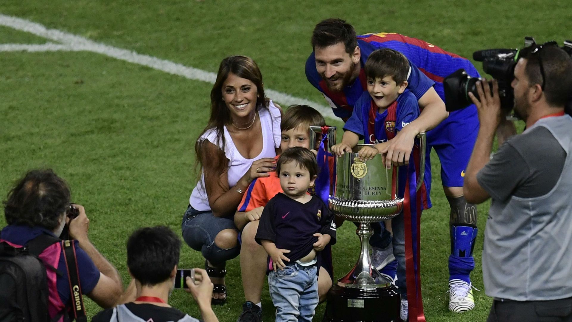 1920x1080 A Messi family affair! Antonella, Thiago and Mateo join Lionel in Copa del Rey celebrations