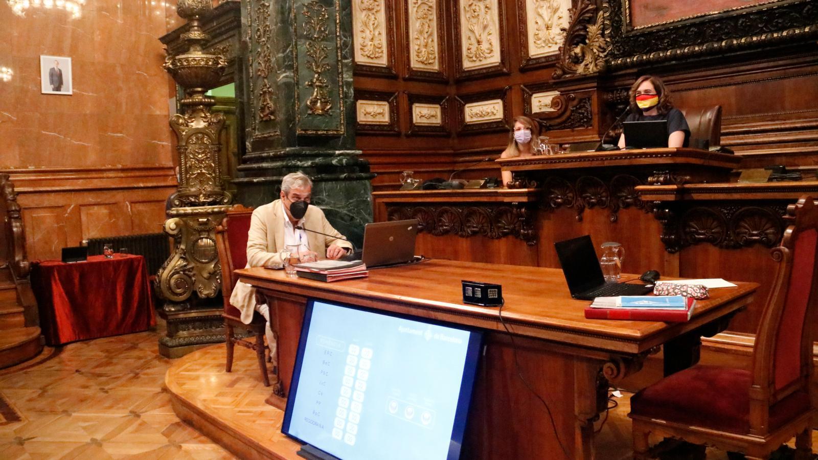 1600x900 Colau places the portrait of Felipe VI in the plenary hall. and she presides it with a republican face mask