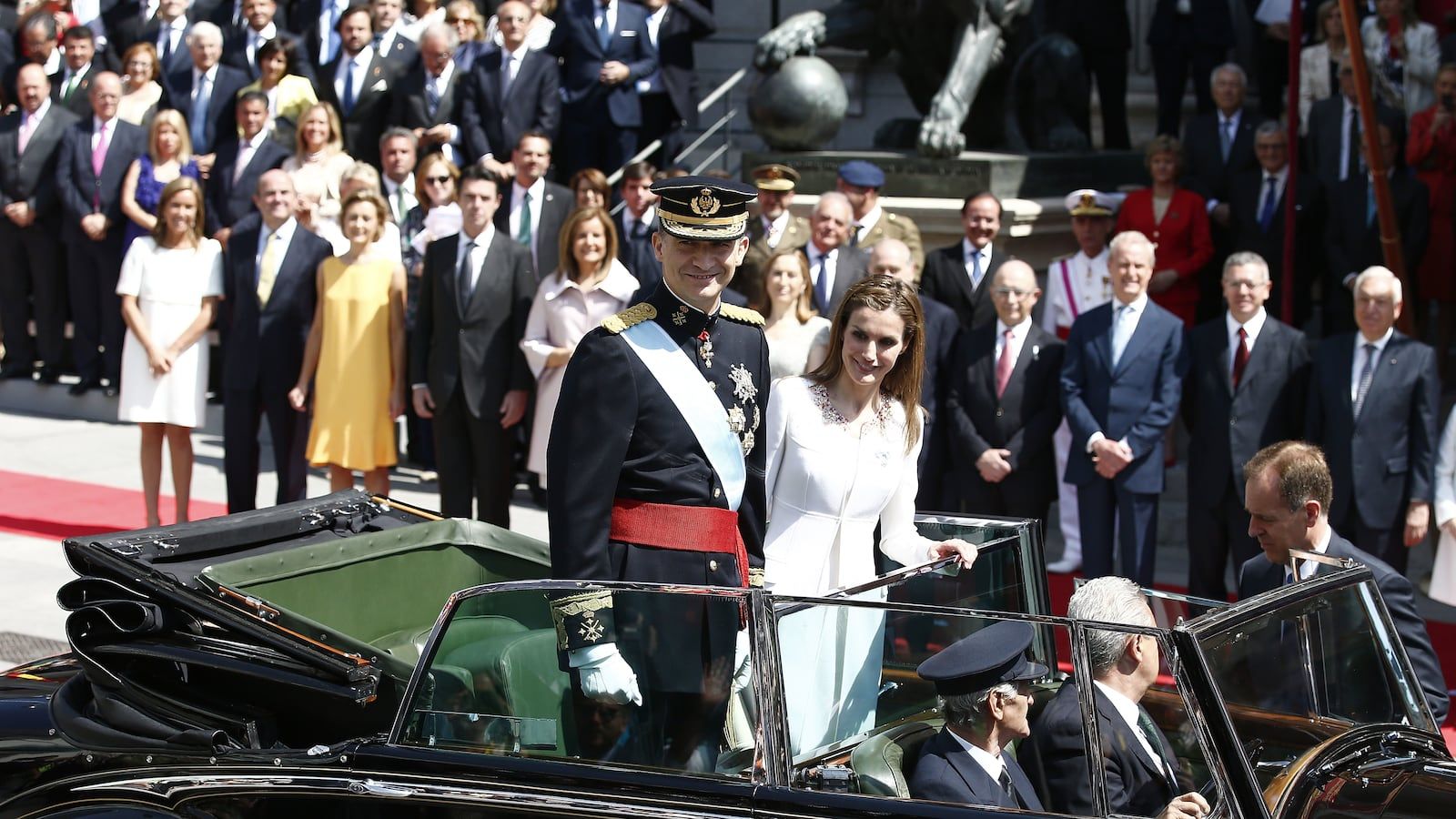 1600x900 King Felipe and Queen Letizia Kiss As They Formally Take Power In Spain