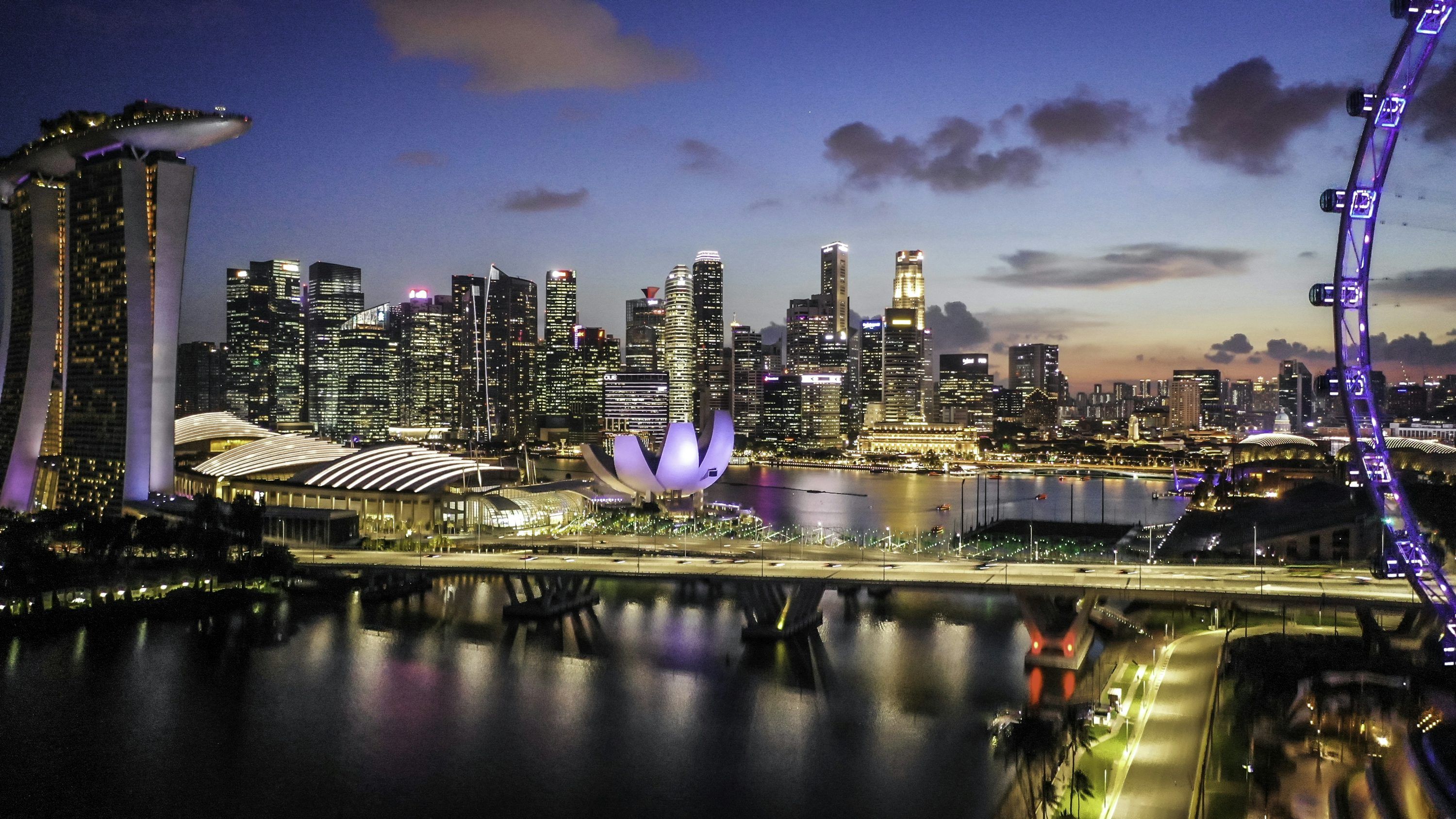 3000x1688 A city skyline with a ferris wheel in the foreground photo