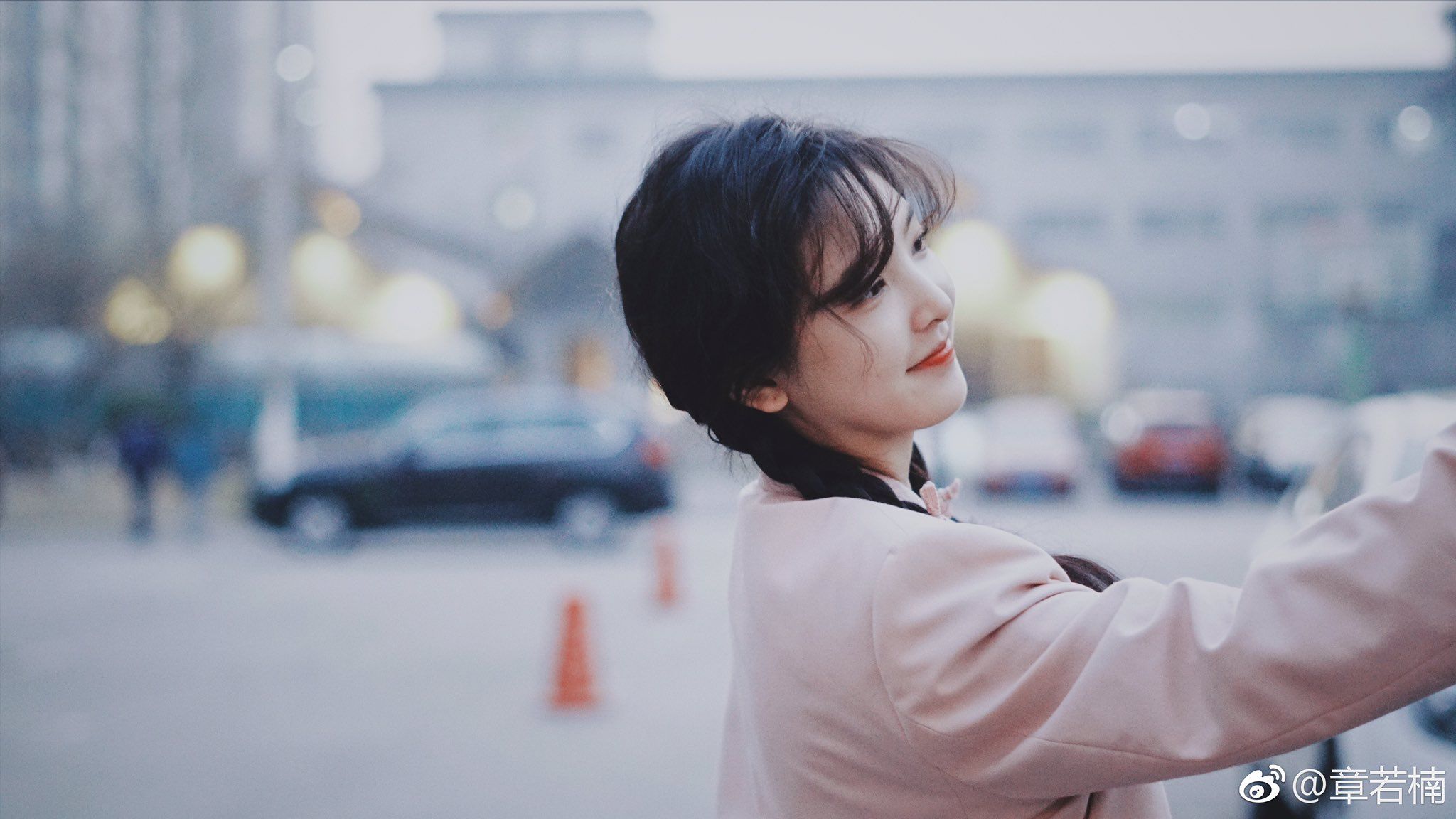 2048x1152 Zhang Ruonan Wallpaper