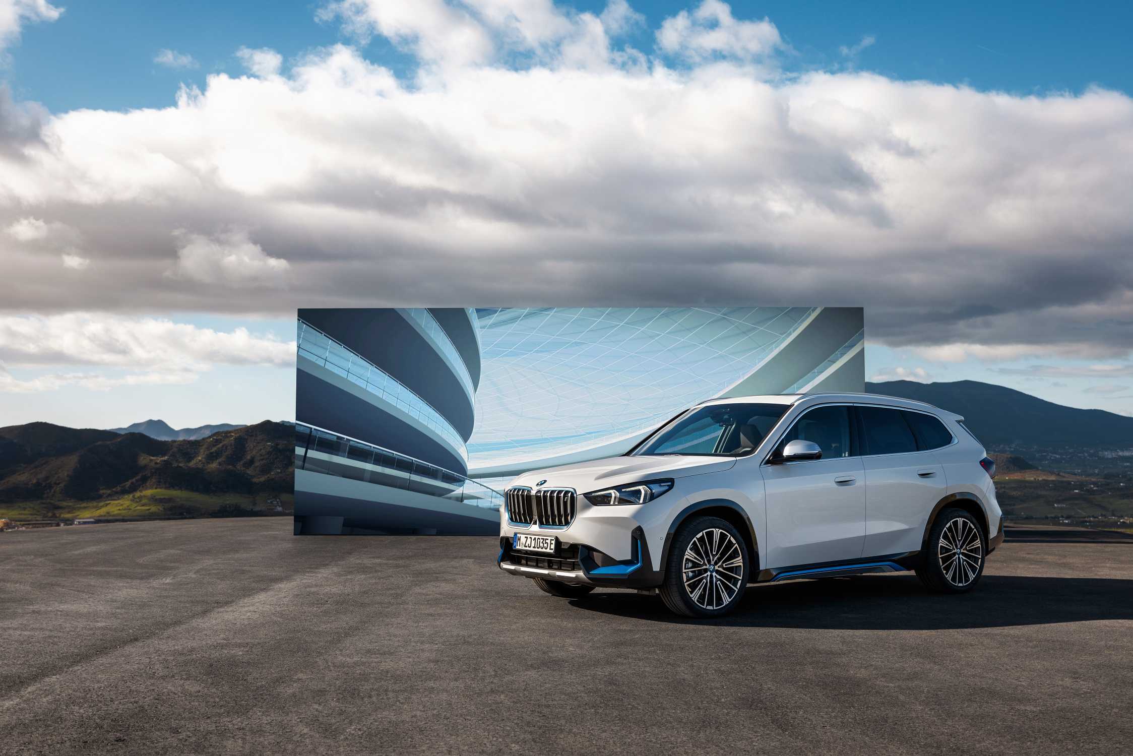 2248x1500 The First Ever BMW IX1 XDrive Mineral White Metallic, 20“ BMW Individual Styling 869i (05 22)