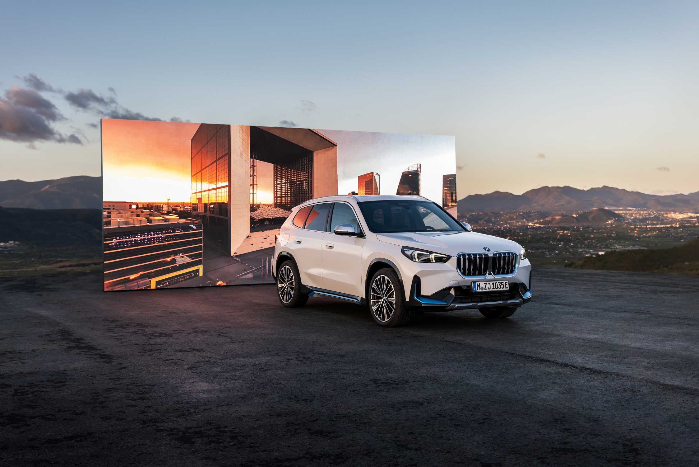2248x1500 The First Ever BMW IX1 XDrive Mineral White Metallic, 20“ BMW Individual Styling 869i (05 22)