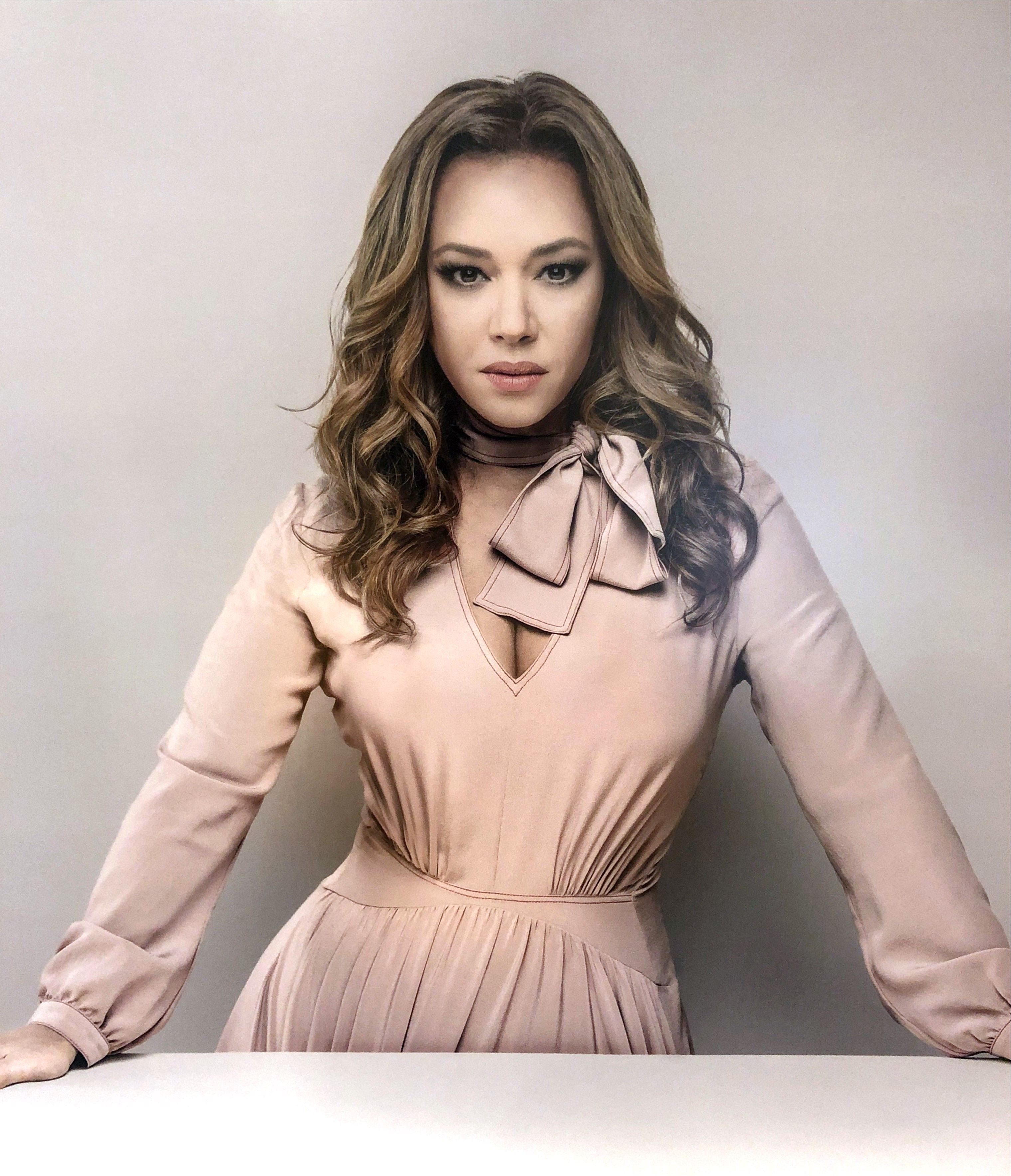 3039x3535 Leah Remini