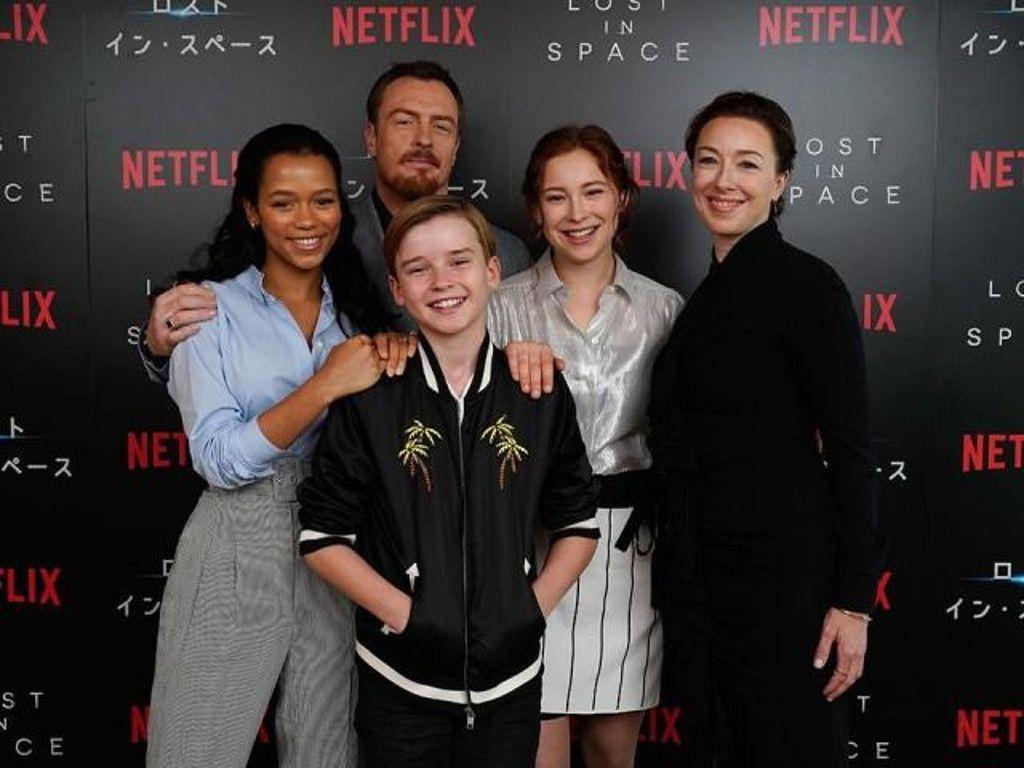 1024x768 Netflix's Lost In Space Cast Delivers A Solid Family Sci Fi Show