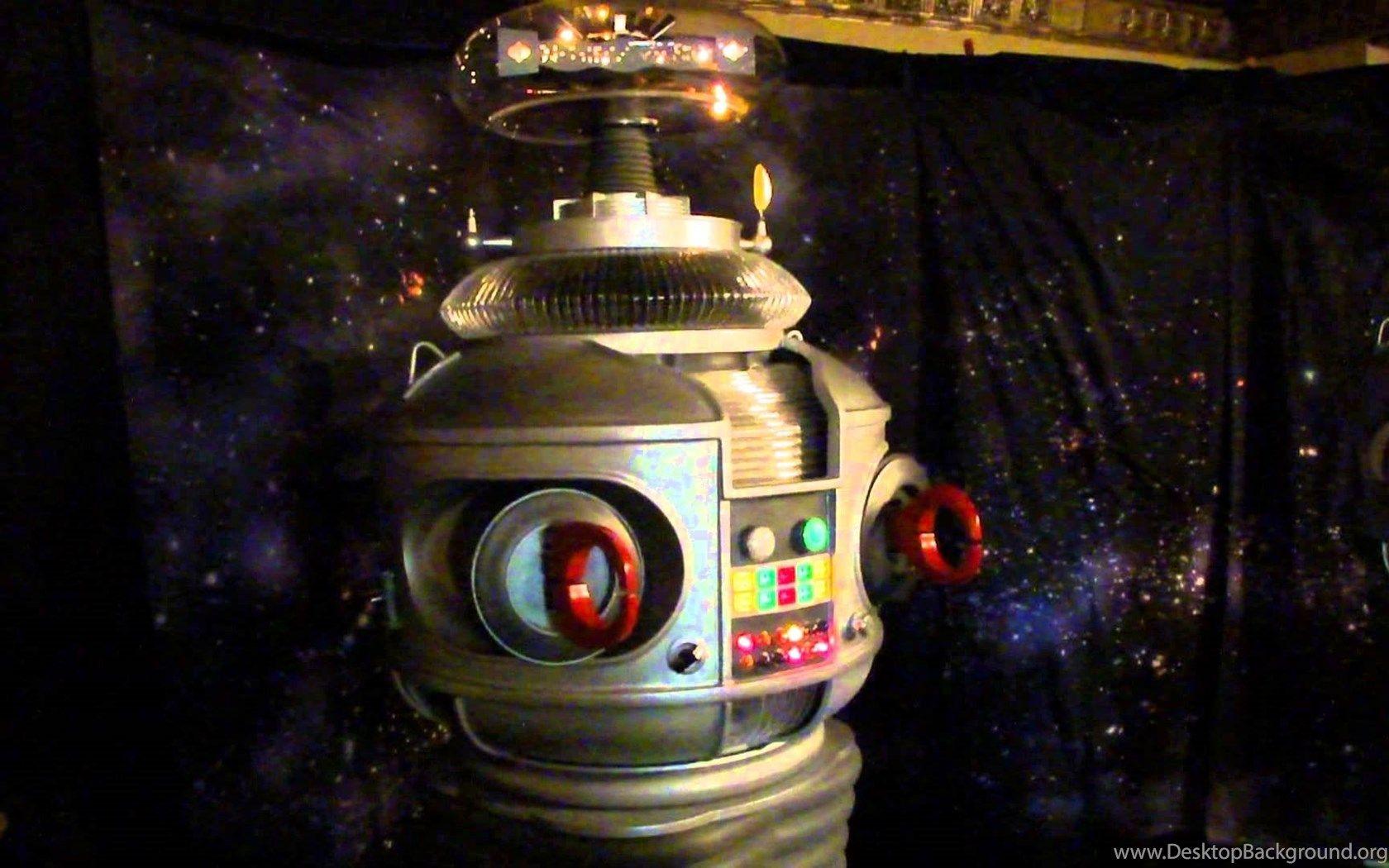 1680x1050 Denver Starfest 2013 Robot From The TV Show Lost In Space