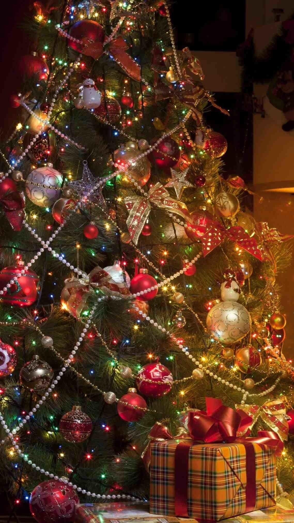 1138x2022 Christmas Tree Wallpaper