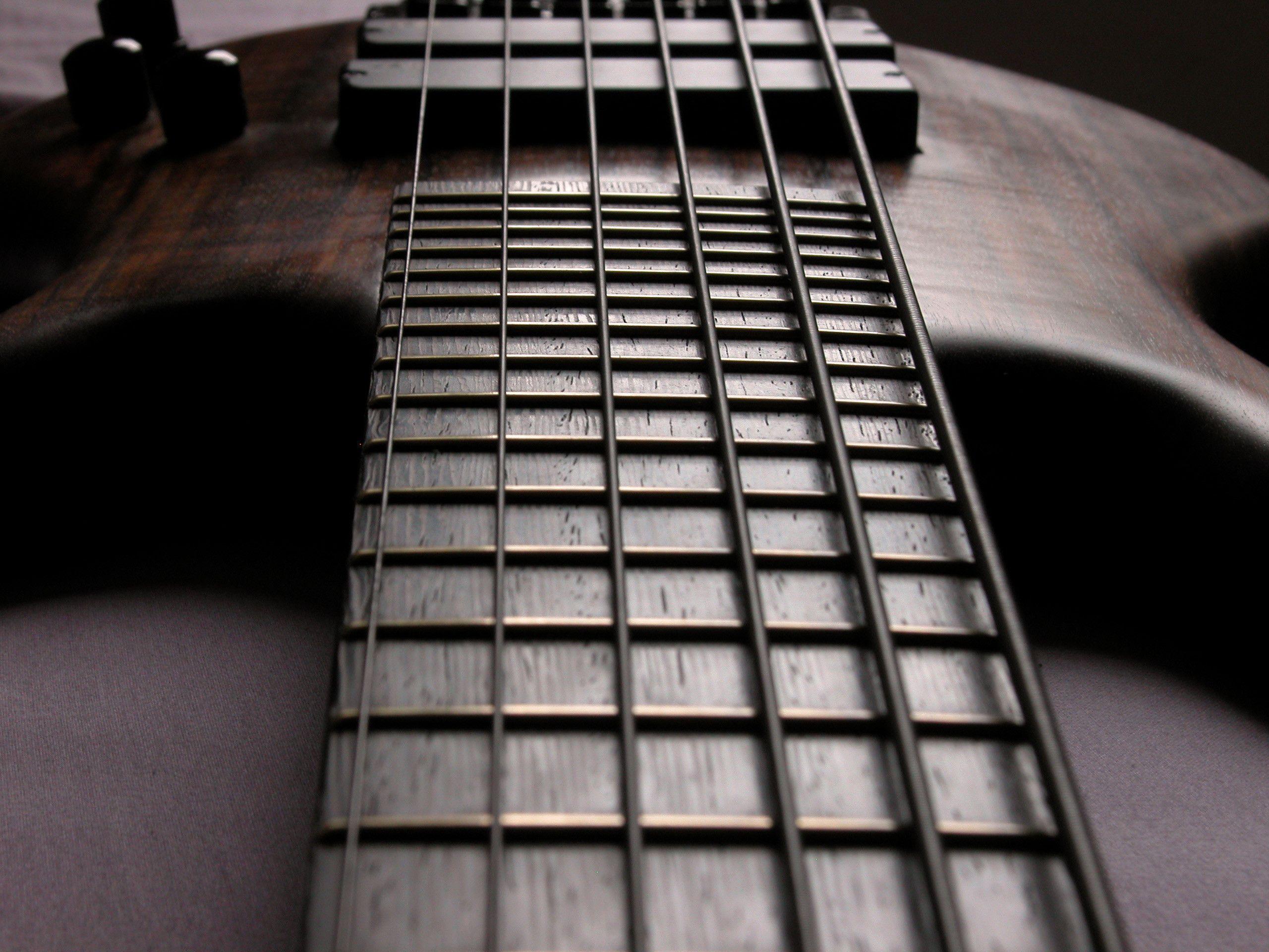 2560x1920 Bass Guitar Wallpaper