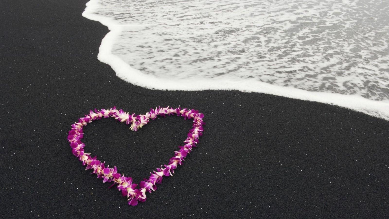 1600x900 Heart Shaped Lei on Black Sand Beach - Valentine's Day Wallpaper