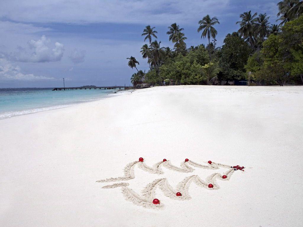 1024x768 Christmas Beach Wallpaper
