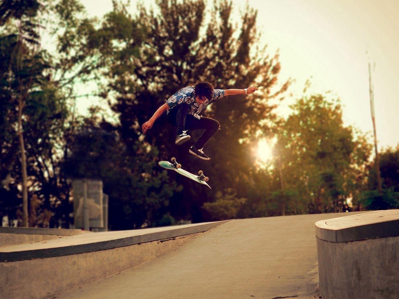 1280x960 Download wallpaper 1280x960 trees, skateboard, boy, skate, street standard 4:3 HD background
