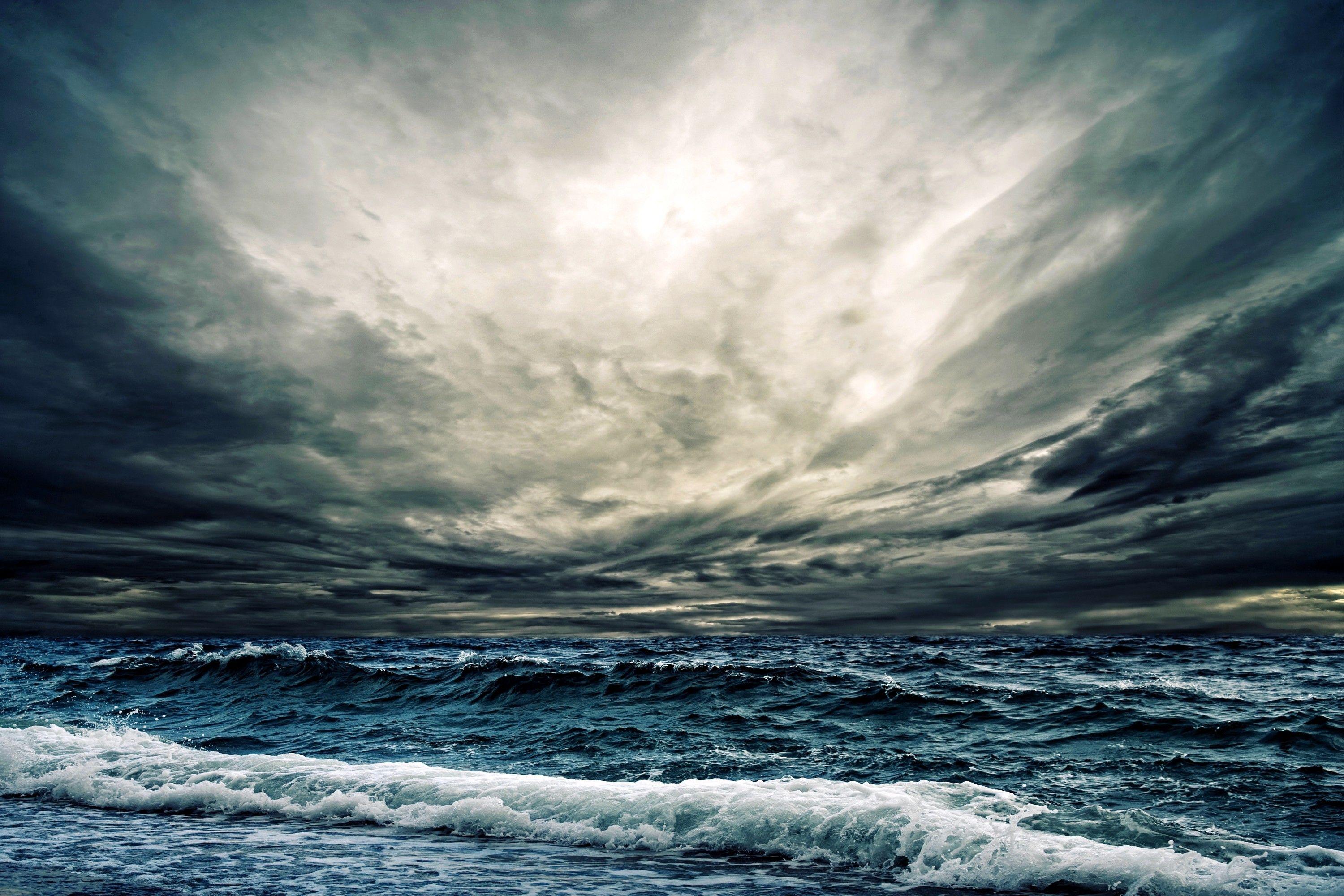 Мысли шторм. Небо море шторм. Идеальный шторм обои. Страшные тучи на море. Stormy Sky Bay.