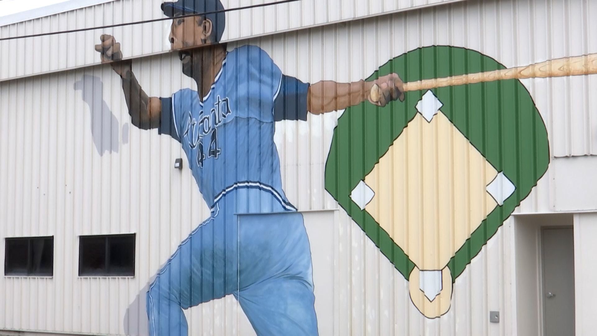 1920x1080 Hank Aaron mural in downtown Mobile creates controversy