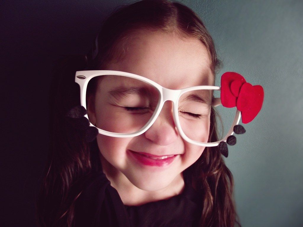1024x768 Hello Kitty glasses