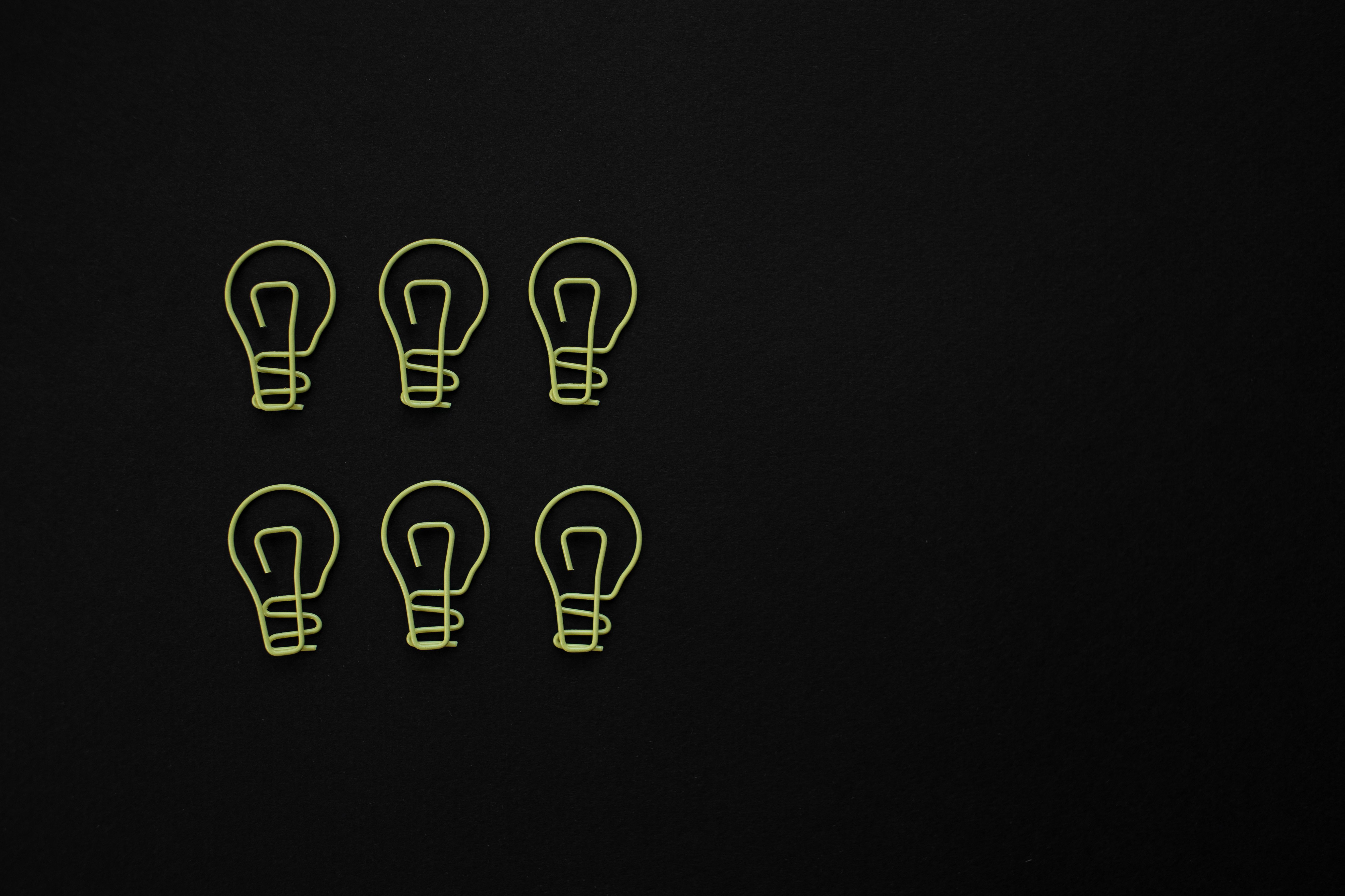 5472x3648 Light Bulb Shaped Paper Clips on Black Background · Free